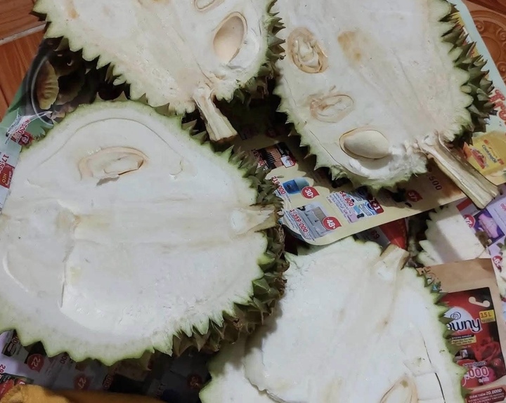 Mua sầu riêng non 'giải cứu' ven đường ở TP.HCM, người tiêu dùng lãnh đủ - Ảnh 1