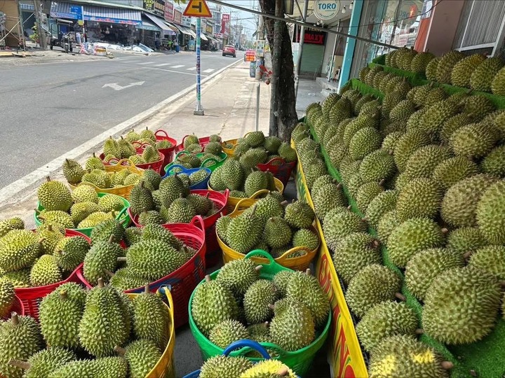 Mua sầu riêng non 'giải cứu' ven đường ở TP.HCM, người tiêu dùng lãnh đủ - Ảnh 3