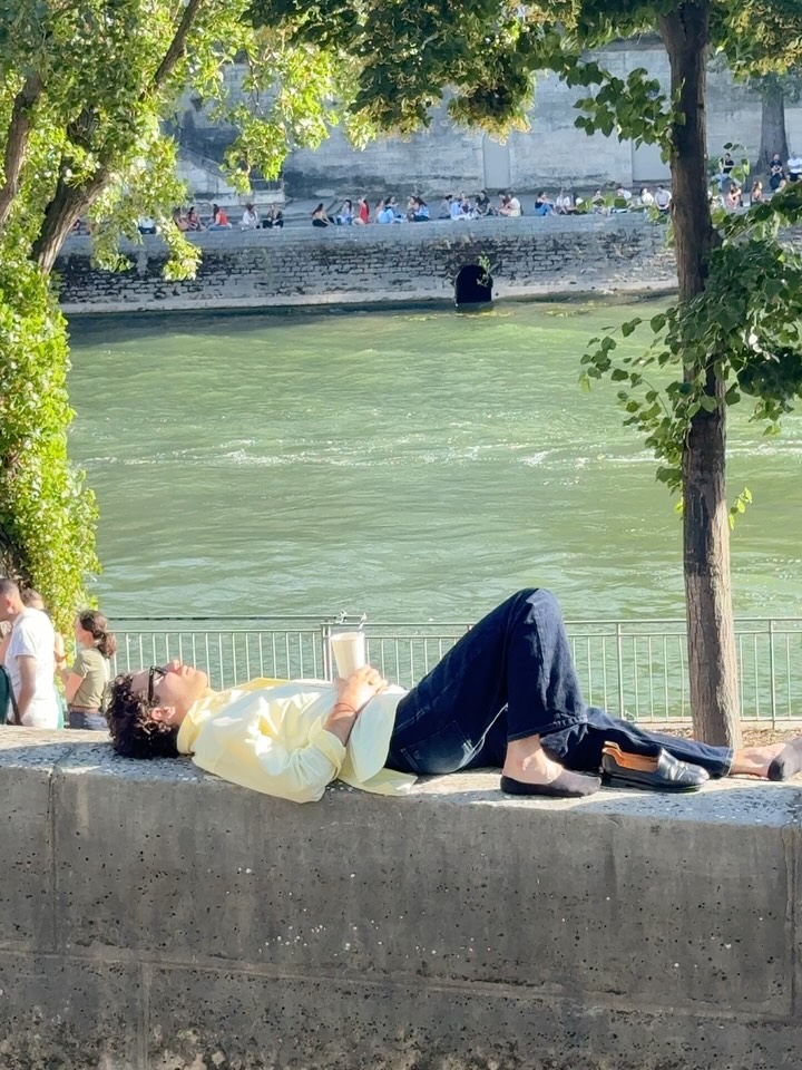 Paris hóa thành biển, London phát cảnh báo khẩn cấp ngày cả Châu Âu biến thành "chảo lửa" - Ảnh 1