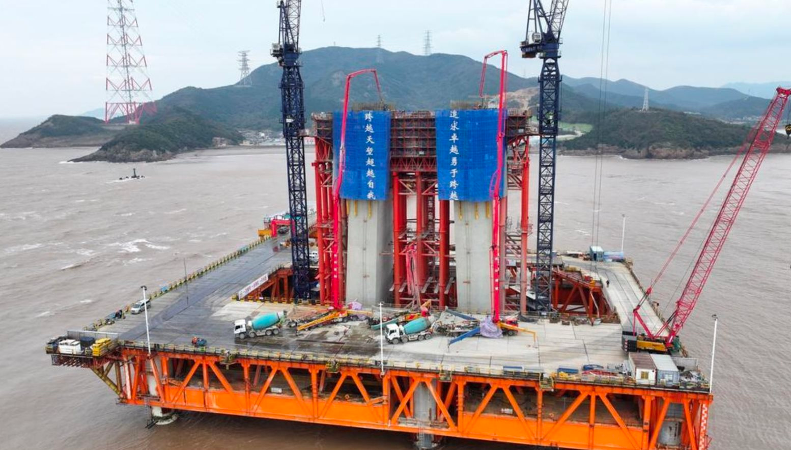 Phát hiện Trung Quốc cắm 18 cọc thép dài gần 90 mét ở giữa sông, ‘tháp’ cao bằng toà nhà 100 tầng sắp lộ diện - Ảnh 1