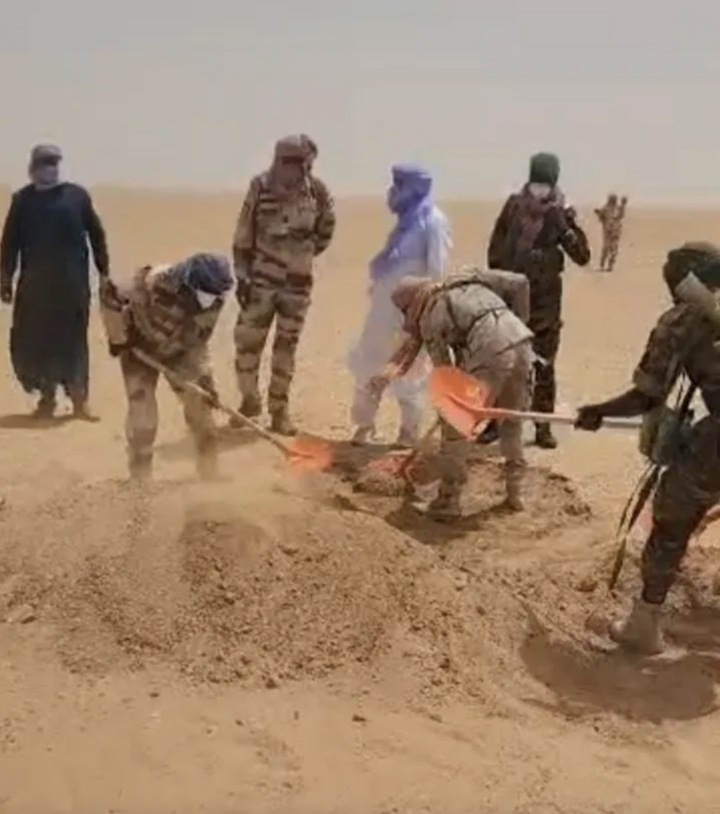 Thảm kịch gần 50 người chết khát khi xe tải hỏng giữa sa mạc Sahara - Ảnh 2