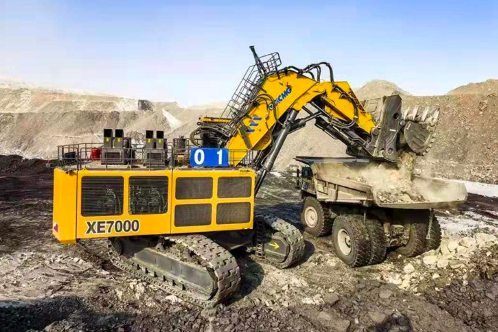 Phát hiện máy xúc Trung Quốc nặng 700 tấn, mỗi lần 'hạ tay' lấy được 60 tấn đất đá, đang liên tục đào bới, làm việc 18 tiếng không nghỉ - Ảnh 1