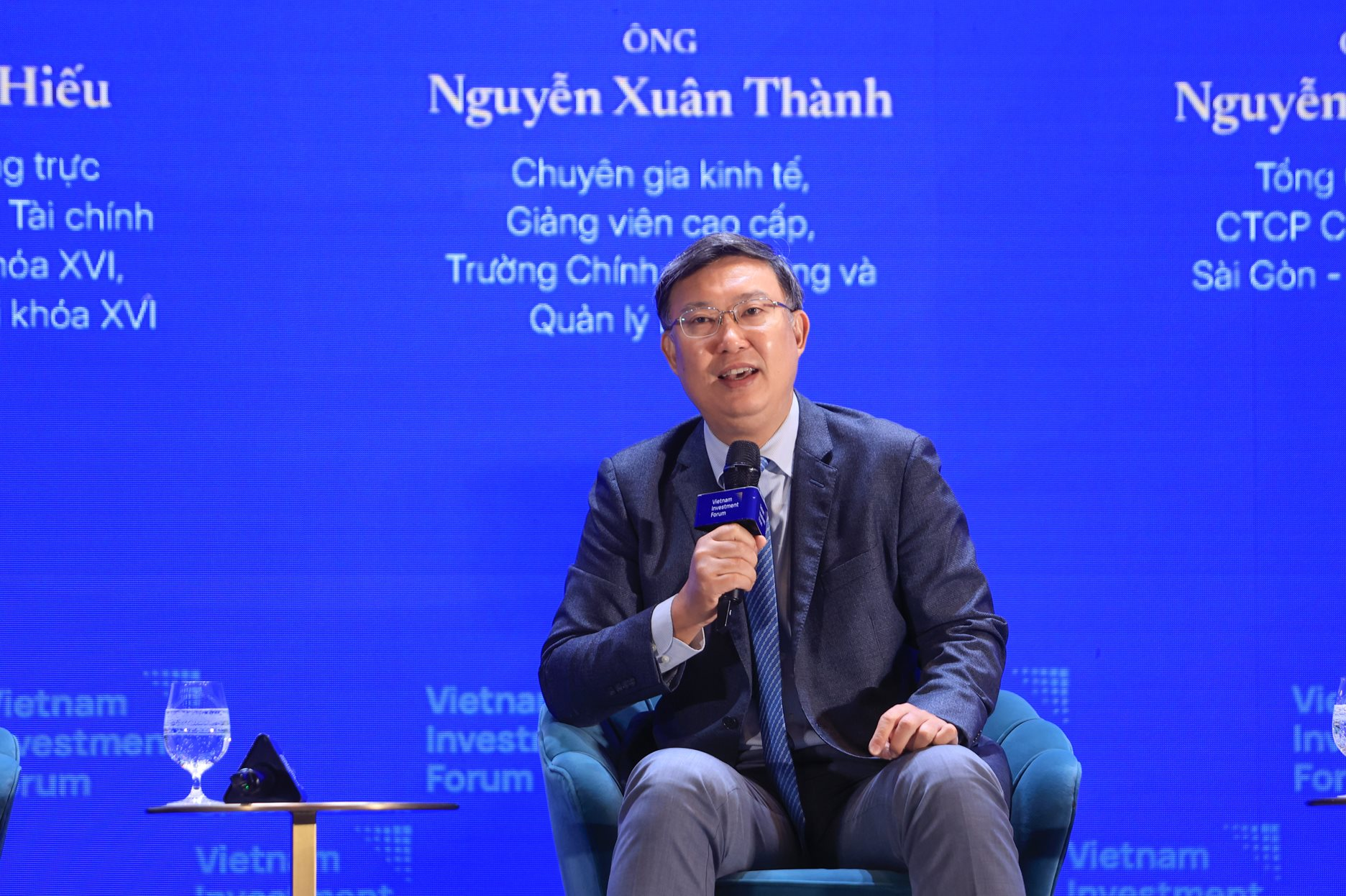 Chuyên gia: Giá vàng giảm khiến người dân bán ra nhiều hơn mua vào, góp phần hỗ trợ tỷ giá - Ảnh 1