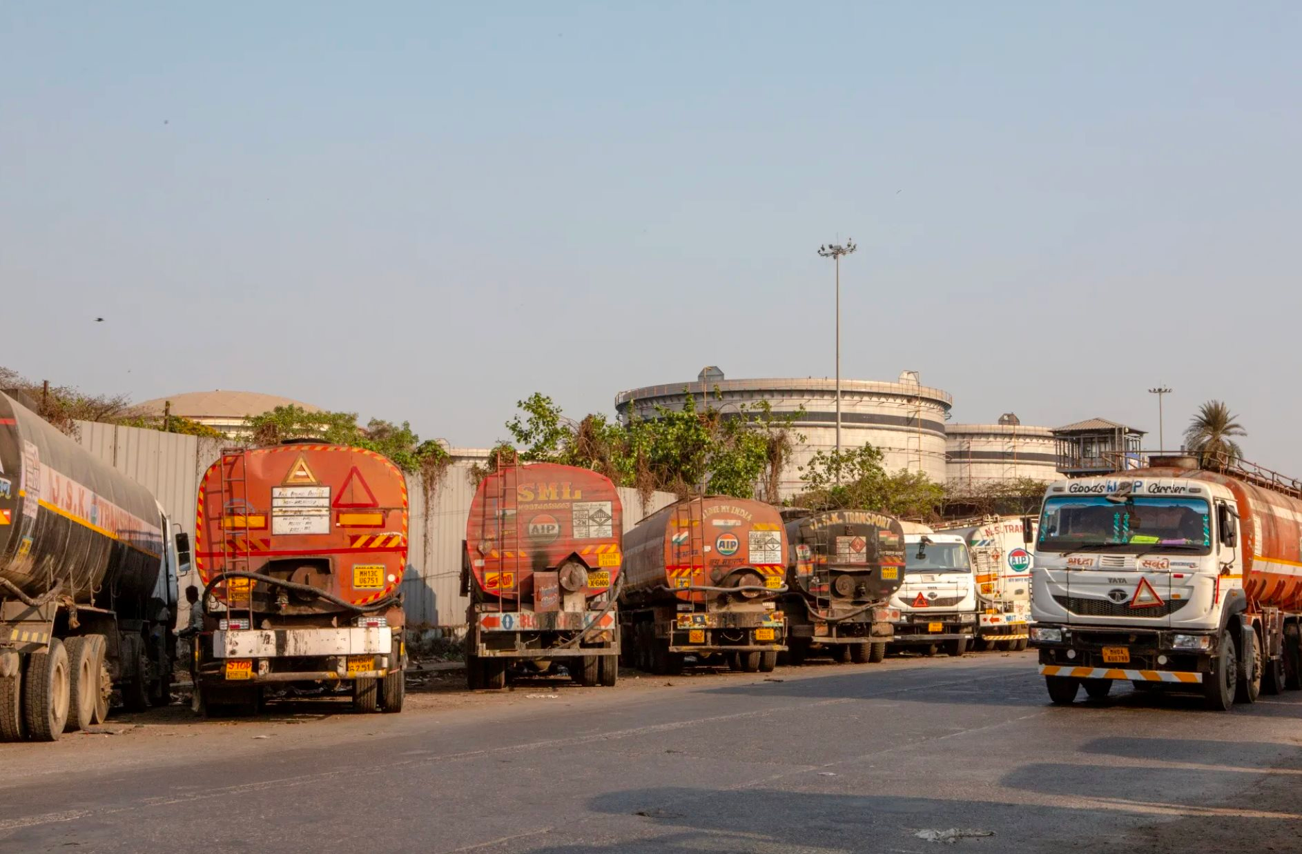 Nền kinh tế top đầu thế giới bất ngờ siết mua dầu diesel, mỗi người chỉ được 200 lít/ngày, bật 'chế độ' khủng hoảng - Ảnh 1