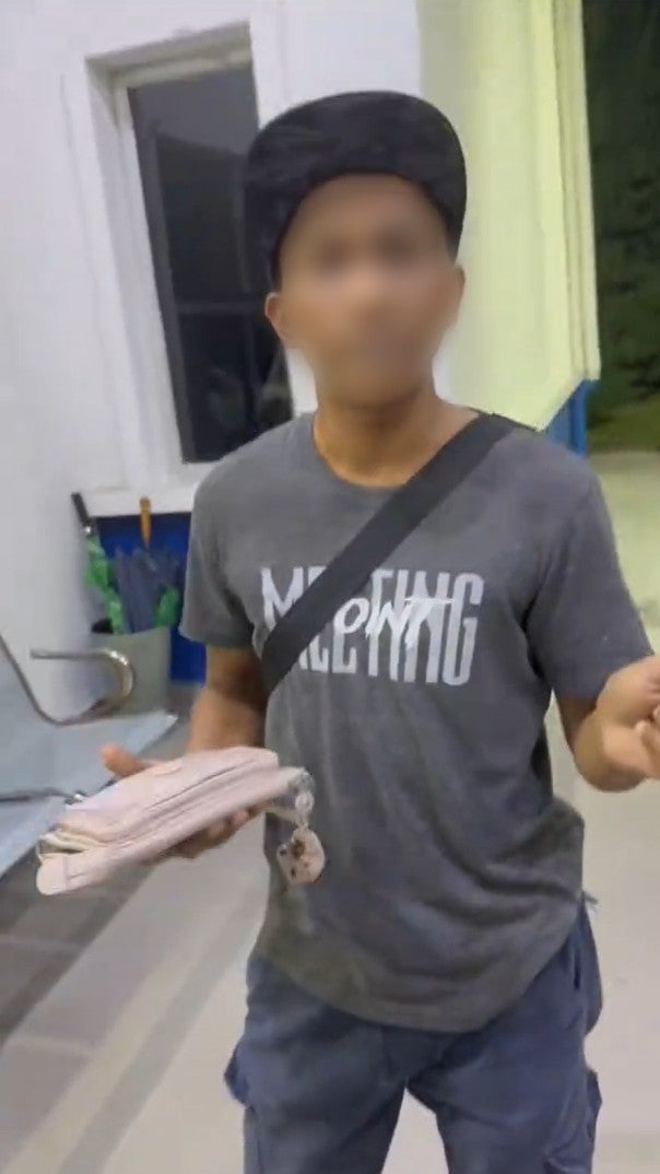 Người đàn ông đem trả lại chiếc ví nhặt được ở siêu thị, bị chủ nhân nói trong ví thiếu hơn 60 triệu - Ảnh 2