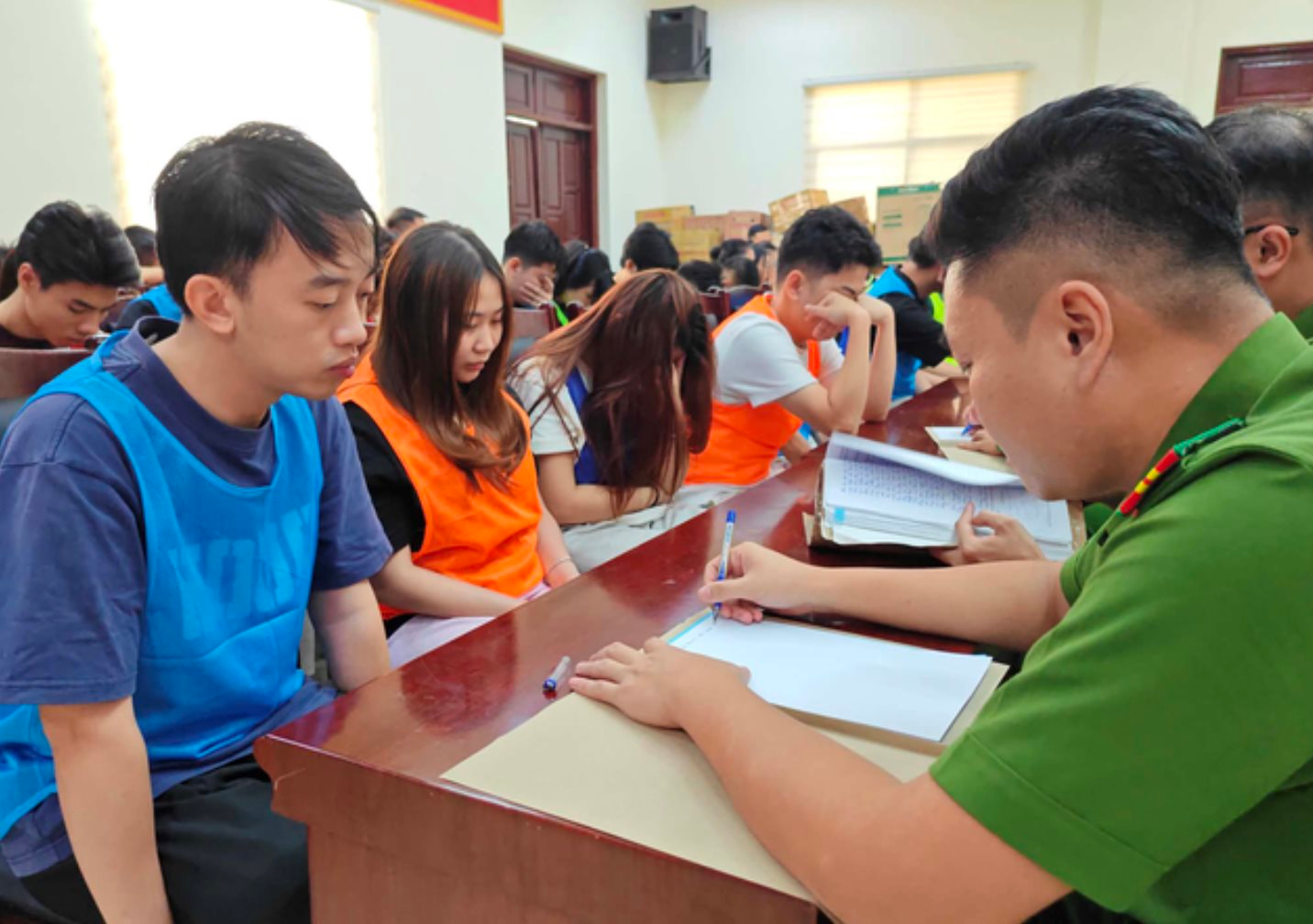 Nhận lương cứng 6-8 triệu đồng cùng tiền hoa hồng theo số tiền lừa đảo, nhiều sinh viên mới ra trường trở thành mắt xích trong đường dây lừa đảo kỳ nghỉ - Ảnh 1