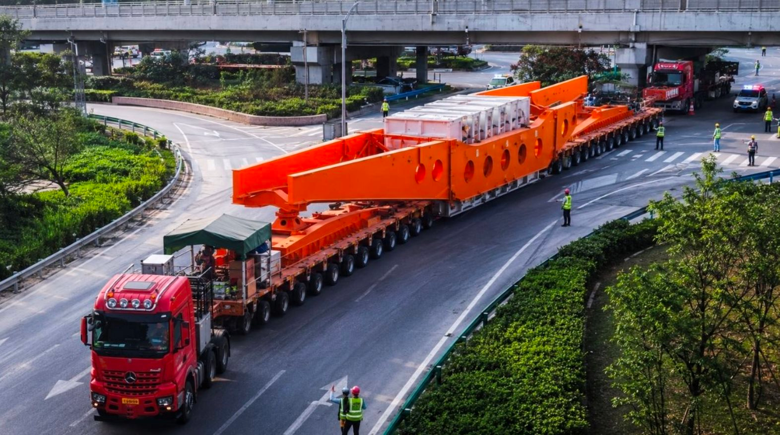 Phát hiện đoàn xe tải Trung Quốc ‘dính liền nhau’ dài gần 100 mét, liên tục di chuyển với tốc độ 5km/h, đang thực hiện nhiệm vụ đặc biệt - Ảnh 1