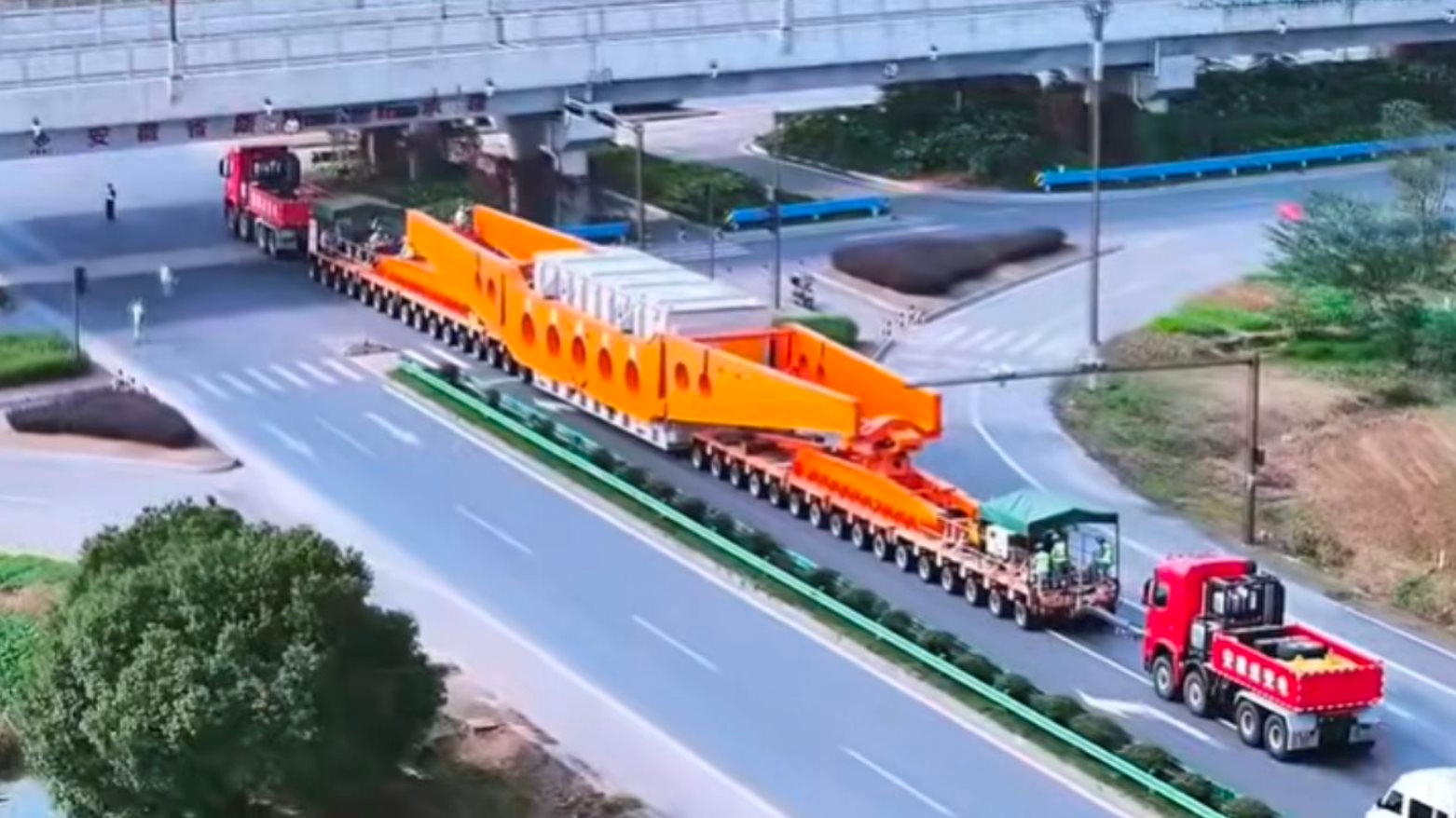 Phát hiện đoàn xe tải Trung Quốc ‘dính liền nhau’ dài gần 100 mét, liên tục di chuyển với tốc độ 5km/h, đang thực hiện nhiệm vụ đặc biệt - Ảnh 2