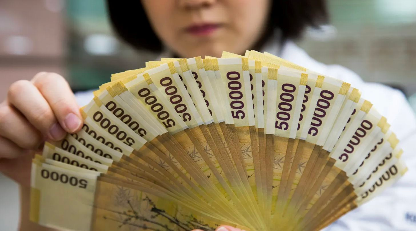 Nhân sự một ngành nhận thưởng đến hơn 13 tỷ đồng, ngân hàng trung ương một nước châu Á 'như ngồi trên đống lửa' - Ảnh 1