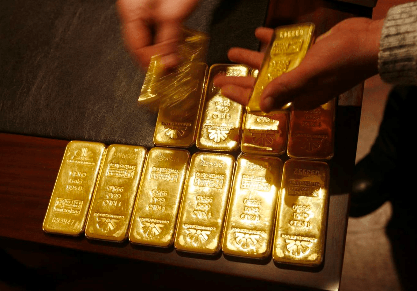Một ngân hàng lớn bất ngờ cắt mạnh dự báo, giá vàng có thể xuống 3.800 USD/ounce trước khả năng Fed nâng lãi suất 2-3 lần - Ảnh 1