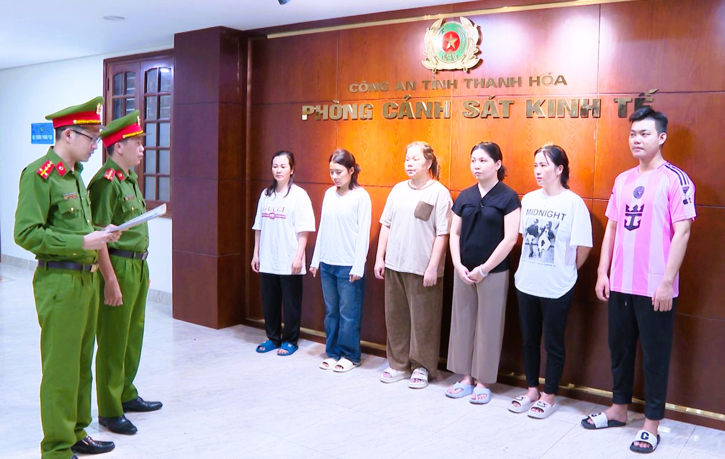 Phá đường dây buôn lậu vàng thỏi trị giá gần 1.000 tỉ đồng - Ảnh 1