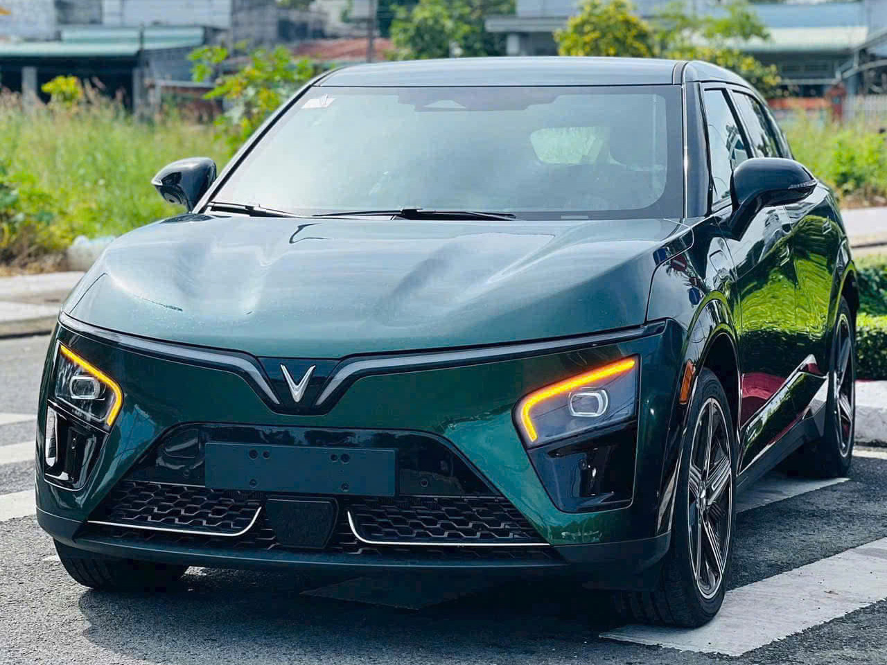 Lộ hình ảnh SUV VinFast mới lạ: Mặt trước như VF 7 nhưng dáng khác, ca-pô gân guốc hơn, tay nắm cửa mới, mâm như MPV 7 - Ảnh 4
