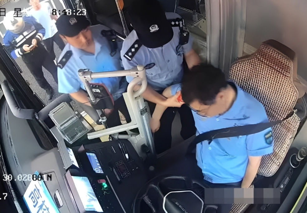 Tài xế xe buýt bất ngờ lên cơn nhồi máu cơ tim vẫn cố gắng 2 lần đạp phanh cứu 12 hành khách trước khi qua đời - Ảnh 1