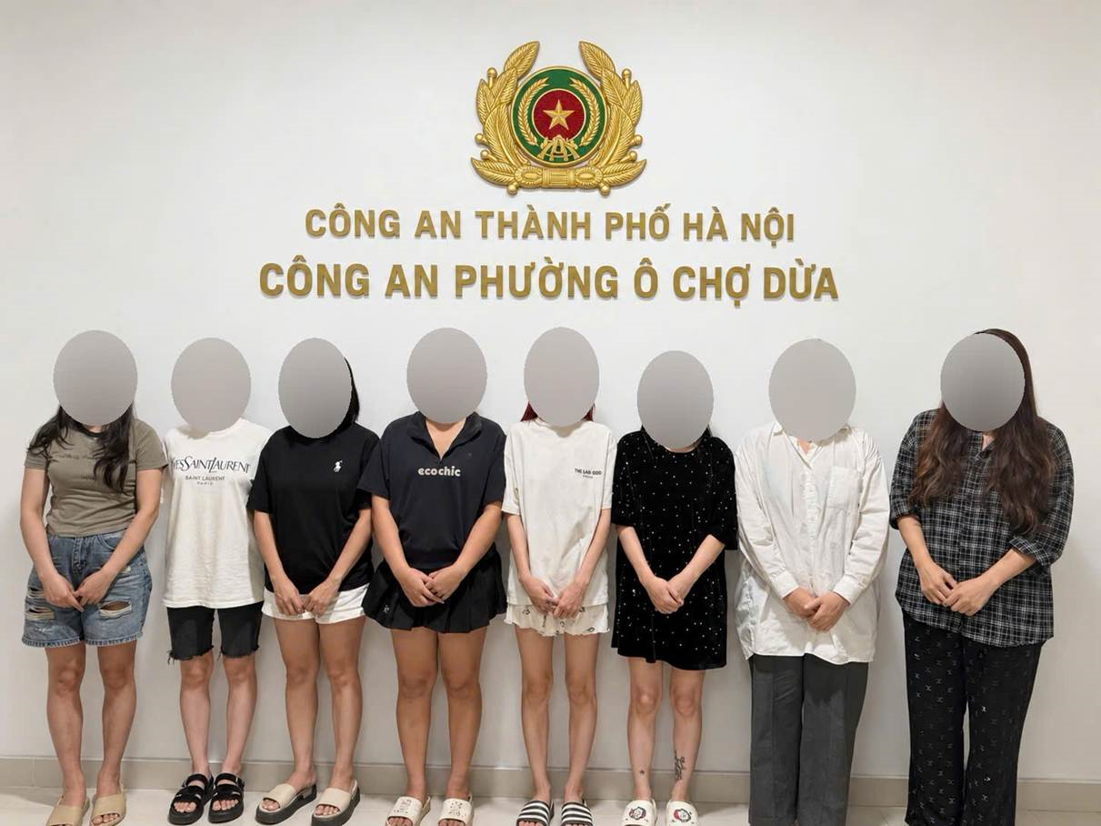 Công an ập vào căn nhà trên phố Hà Nội, bắt quả tang 8 thiếu nữ - Ảnh 1