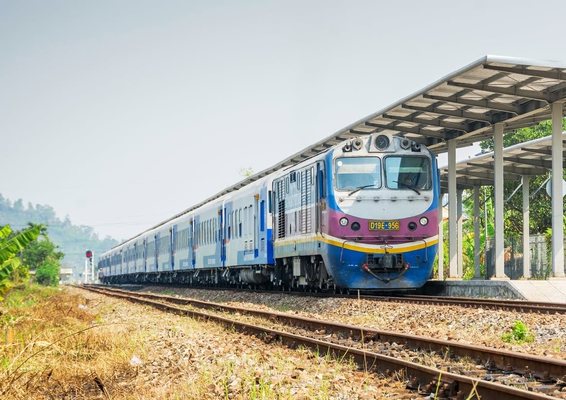 Hàng loạt tuyến tàu và chặng bay giảm giá vé - Ảnh 2