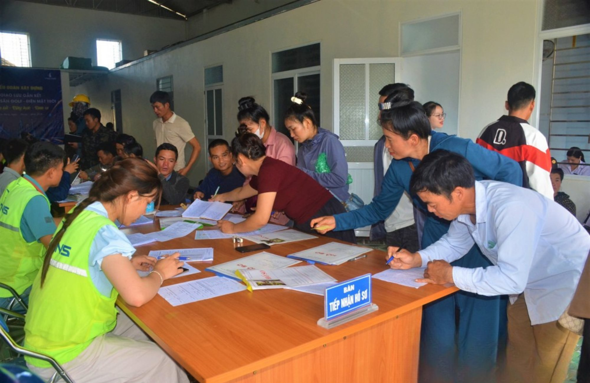 Tỷ phú Phạm Nhật Vượng tuyển công nhân xây dựng tại tỉnh miền núi cho dự án gần 1 tỷ USD, thu nhập tới 33 triệu đồng/tháng - Ảnh 1