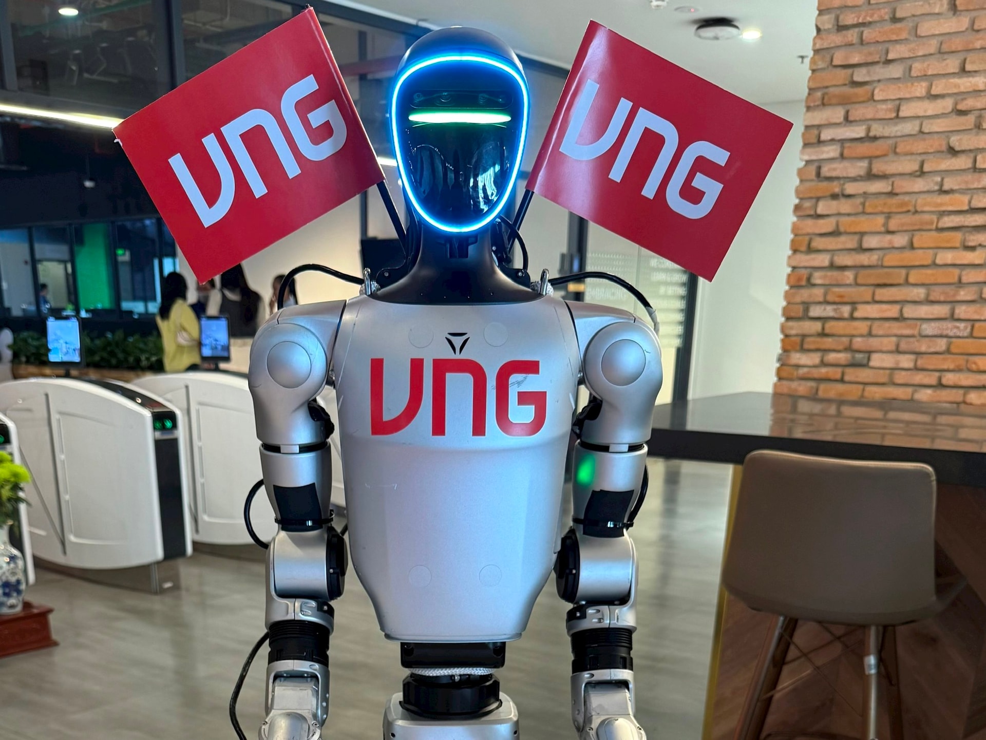 VNG cho Robot biểu diễn võ công trong ĐHĐCĐ, kỳ vọng có lãi trở lại vào năm nay - Ảnh 1
