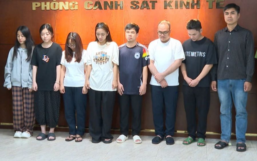 Công an Thanh Hóa triệt phá đường dây buôn lậu 200 kg vàng thỏi gần 1.000 tỷ đồng, hé lộ hơn 10.000 sản phẩm trang sức giả thương hiệu nổi tiếng - Ảnh 1