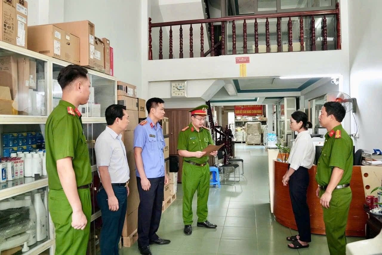 Cài Windows, Office lậu cho hàng trăm máy tính: Công an khởi tố vụ án đầu tiên trên cả nước - Ảnh 1