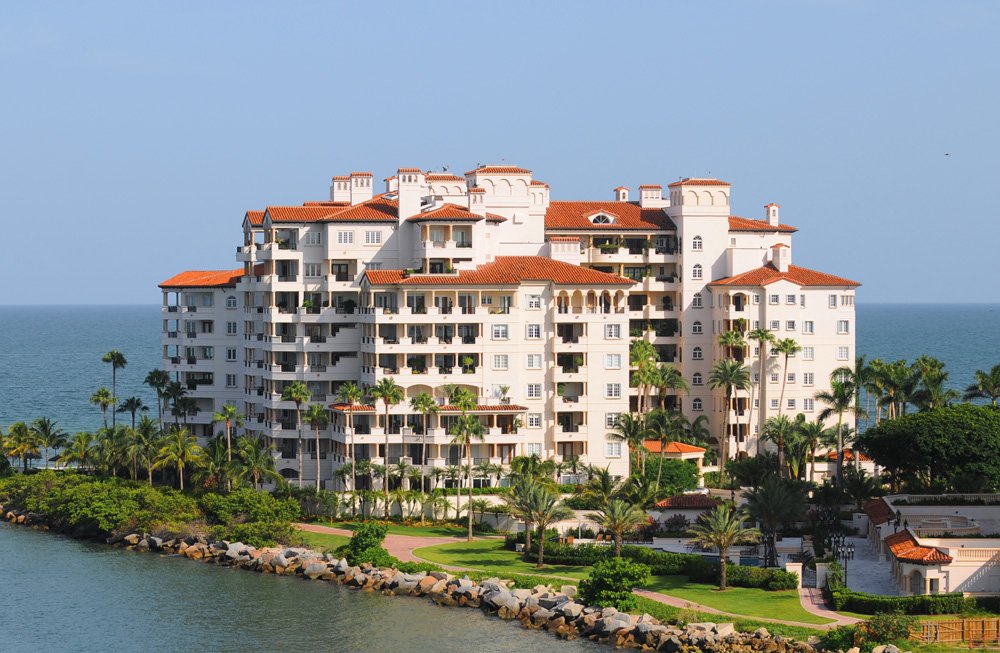 Vụ lừa đảo sở hữu kỳ nghỉ timeshare lớn chưa từng có trong lịch sử: 3.500 người cao tuổi dính bẫy, quy mô tới 985 tỷ đồng - Ảnh 1