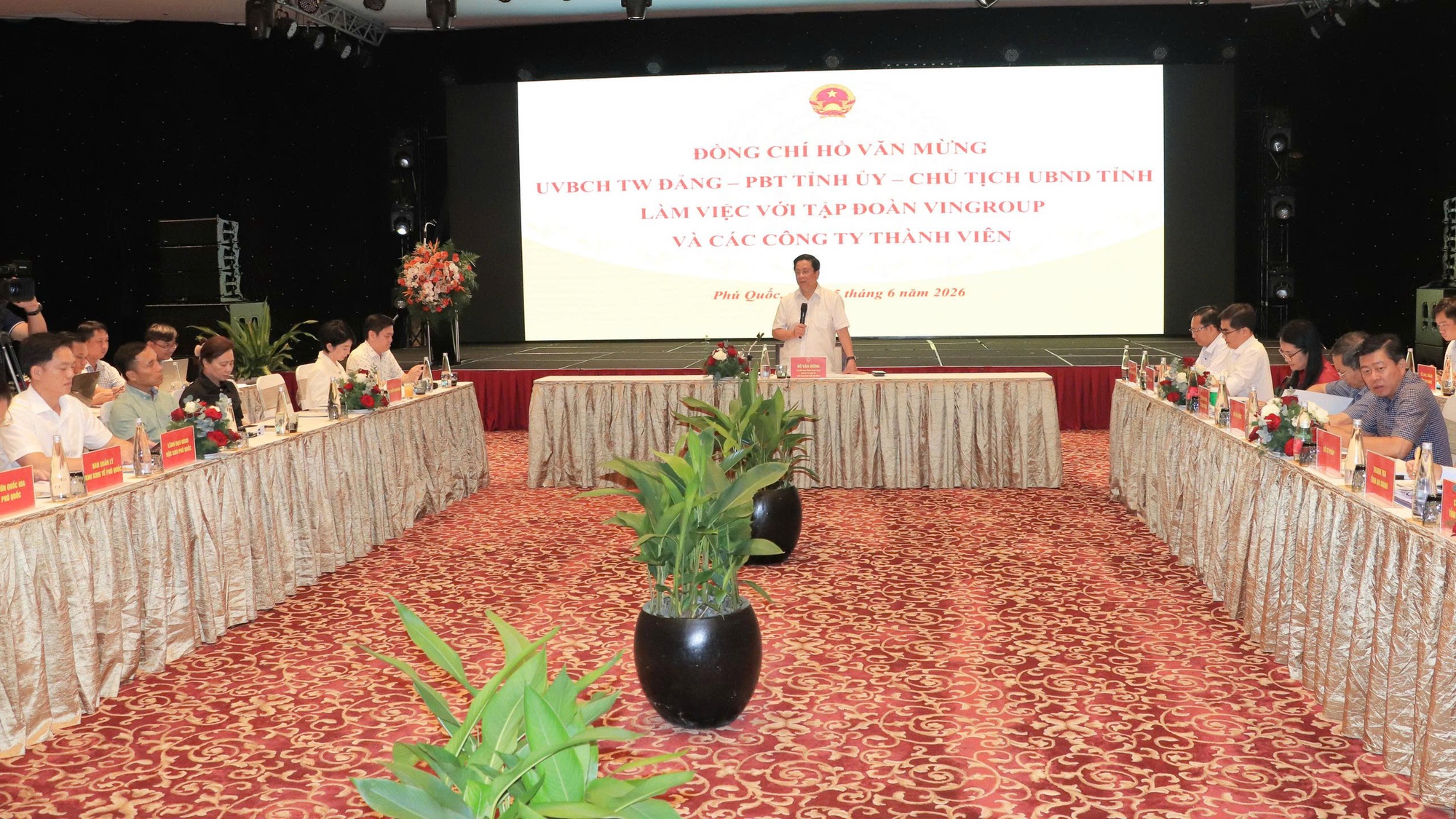 Vingroup của tỷ phú Phạm Nhật Vượng muốn thuê bề mặt 4 hồ nước để đầu tư điện mặt trời nổi - Ảnh 1
