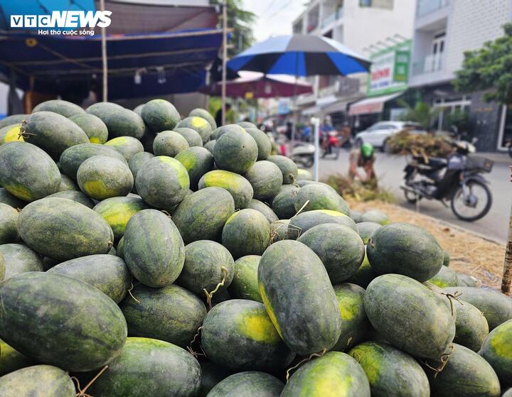 Nguồn cung tăng, sức mua giảm, giá trái cây ở TP.HCM lao dốc - Ảnh 5