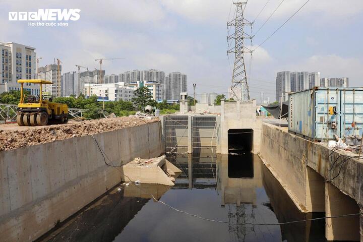 Hà Nội nâng cấp 3 trạm bơm, 'giải cứu' điểm nóng phía Tây khỏi cảnh mưa là ngập - Ảnh 10