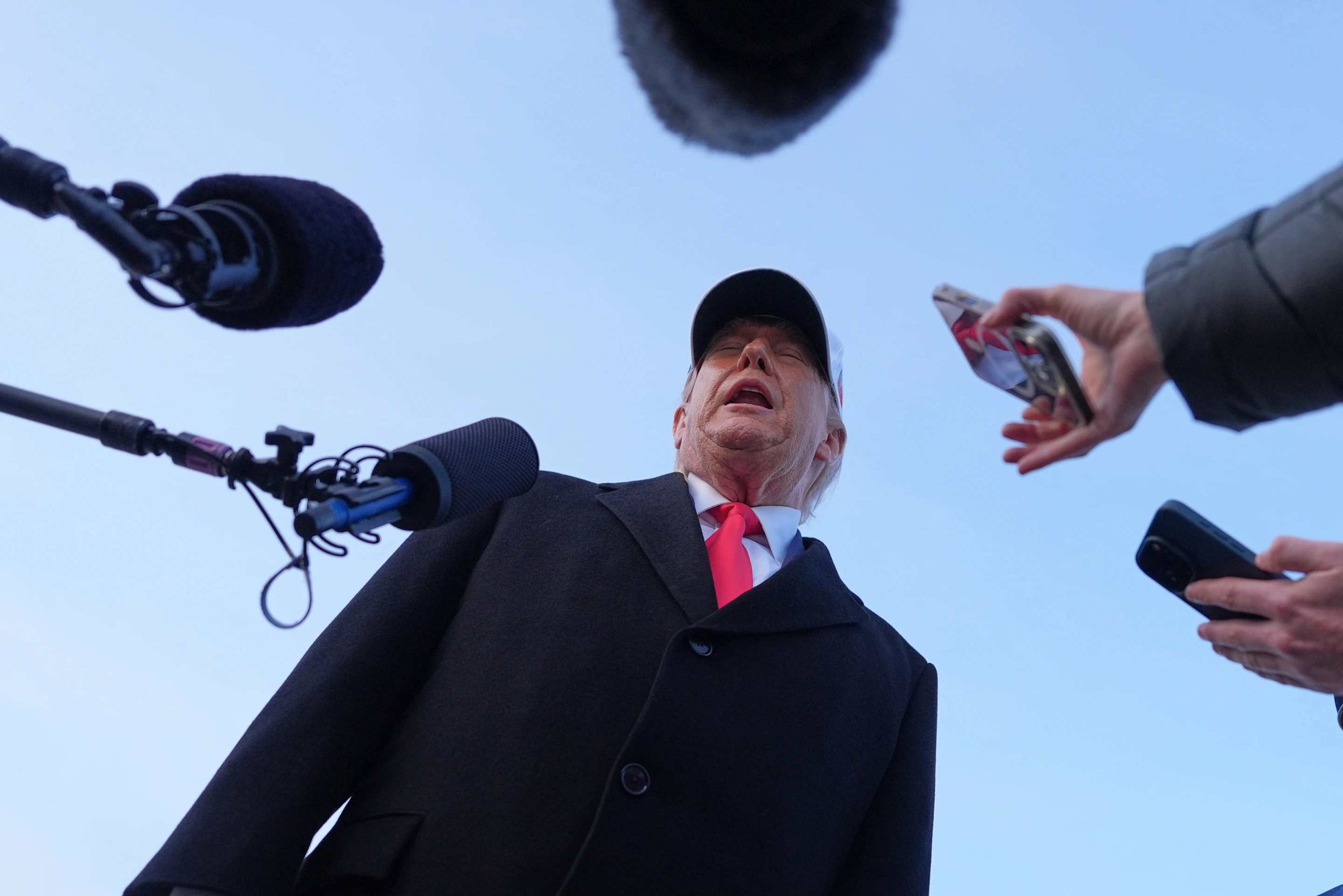 Ông Donald Trump yêu cầu Israel "dừng tay" sau đòn trả đũa của Iran - Ảnh 1