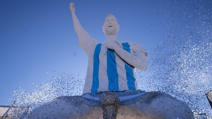 Argentina khánh thành bức tượng Lionel Messi cao nhất thế giới - Ảnh 1