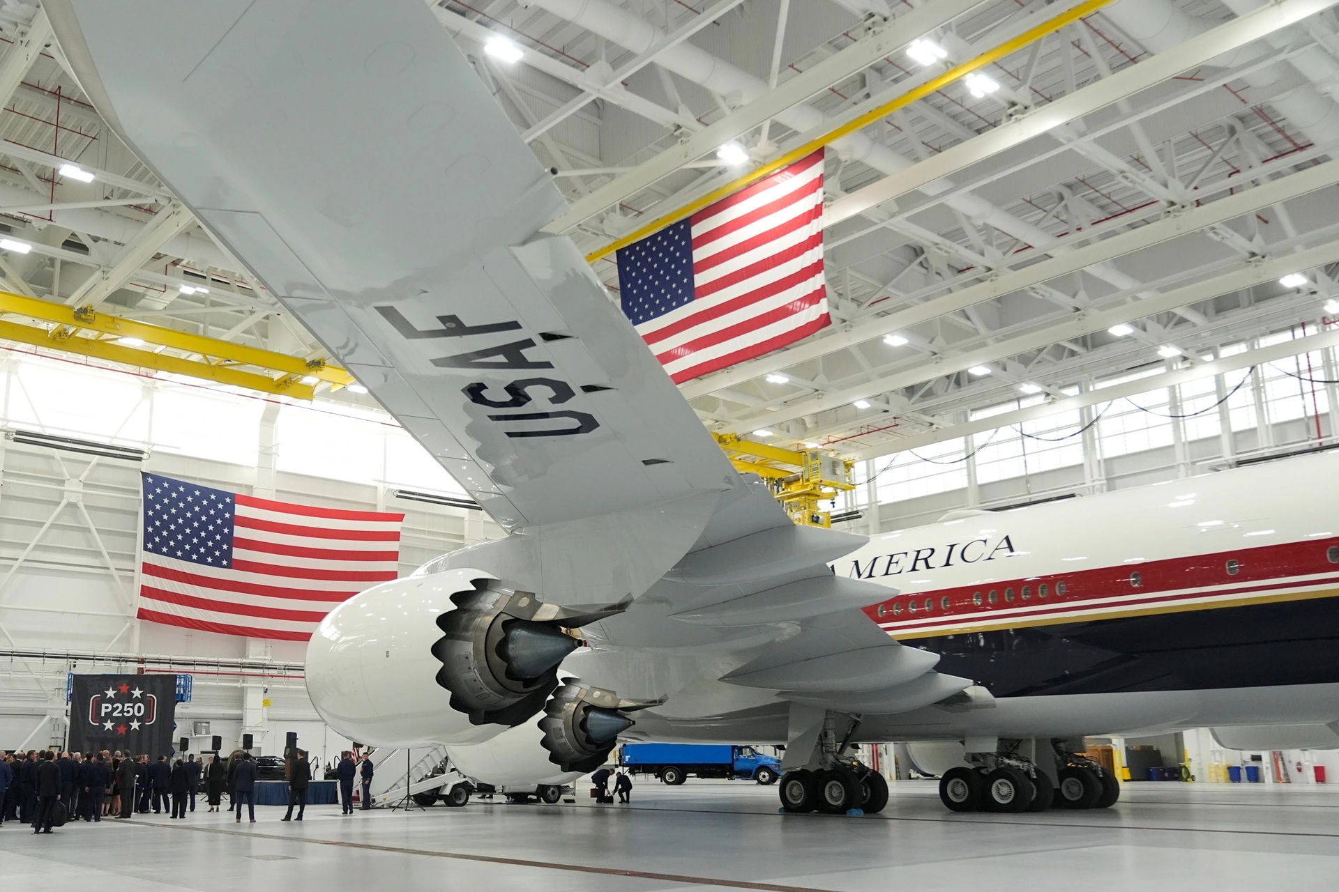 Tổng thống Donald Trump ra mắt chiếc Air Force One mới - Ảnh 2