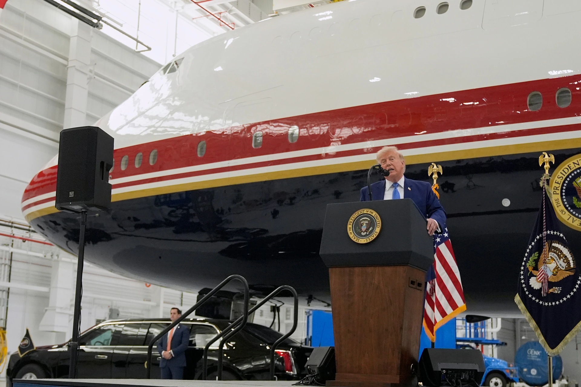 Tổng thống Donald Trump ra mắt chiếc Air Force One mới - Ảnh 1