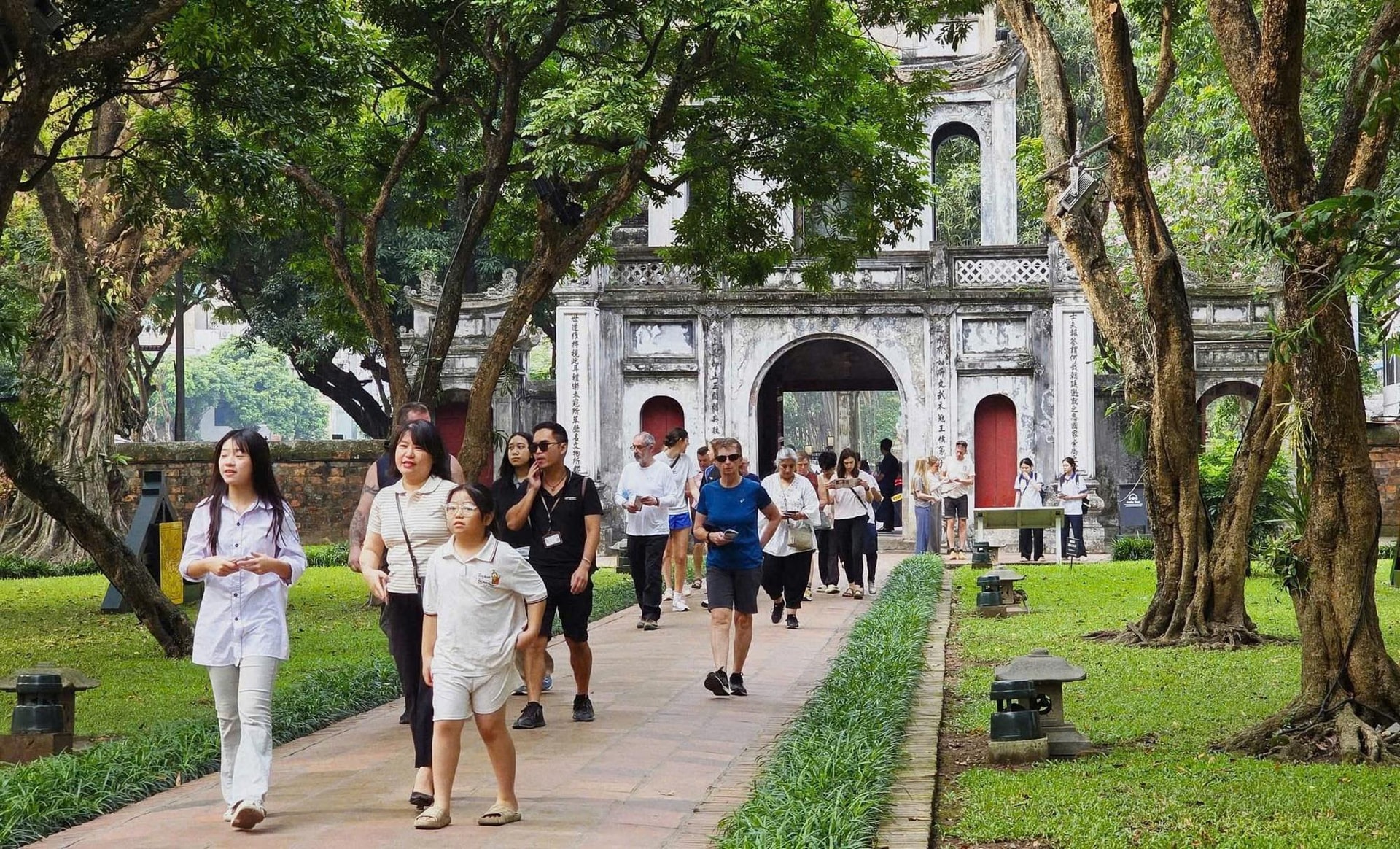 Tin cực vui: Ngay tháng sau, Hà Nội sẽ chi gần 2.000 tỷ đồng thực hiện một chính sách vượt trội, gần 9 triệu người dân trực tiếp hưởng lợi - Ảnh 1