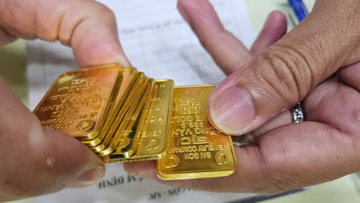 Giá vàng liên tục lao dốc, nhà đầu tư tiếc nuối nhìn tài sản 'bốc hơi' - Ảnh 1