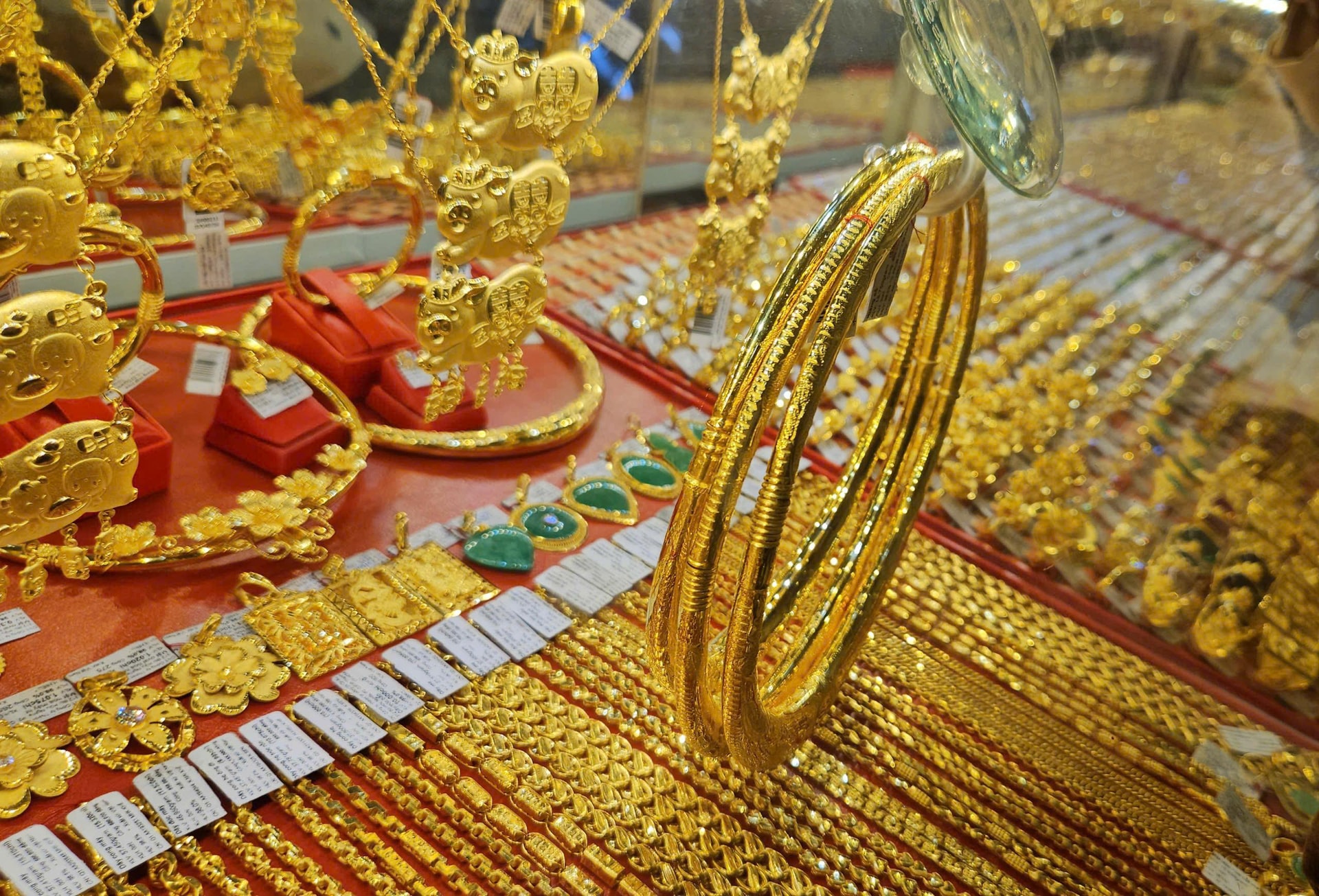 Tối ngày 10/6, giá vàng lao dốc mạnh - Ảnh 1