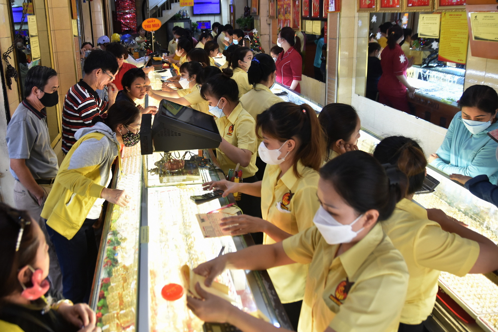 Giá vàng hôm nay 10-6: Vàng thế giới "bốc hơi" hơn 100 USD - Ảnh 1