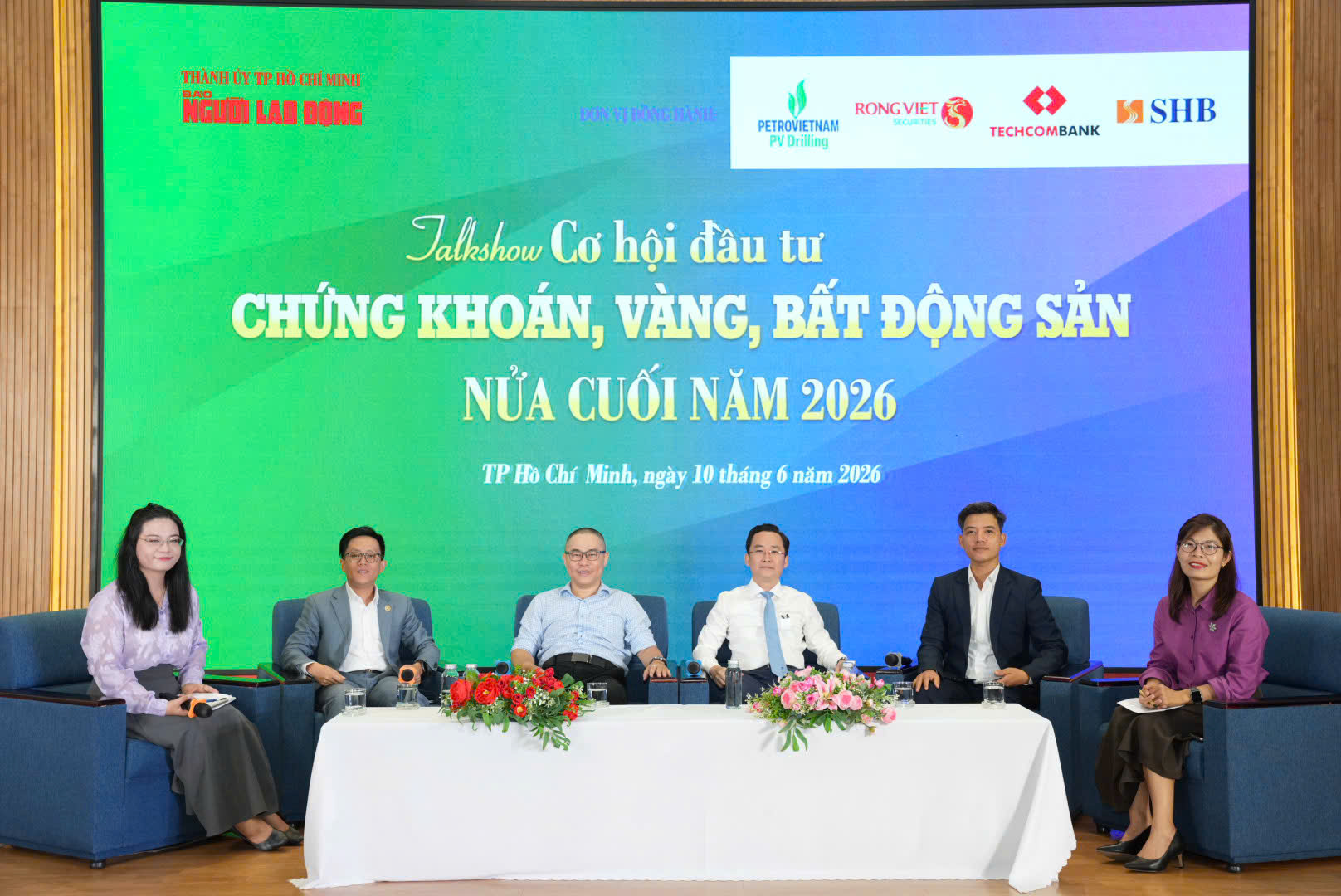 Vì sao giá vàng miếng SJC, vàng nhẫn lao dốc? - Ảnh 1