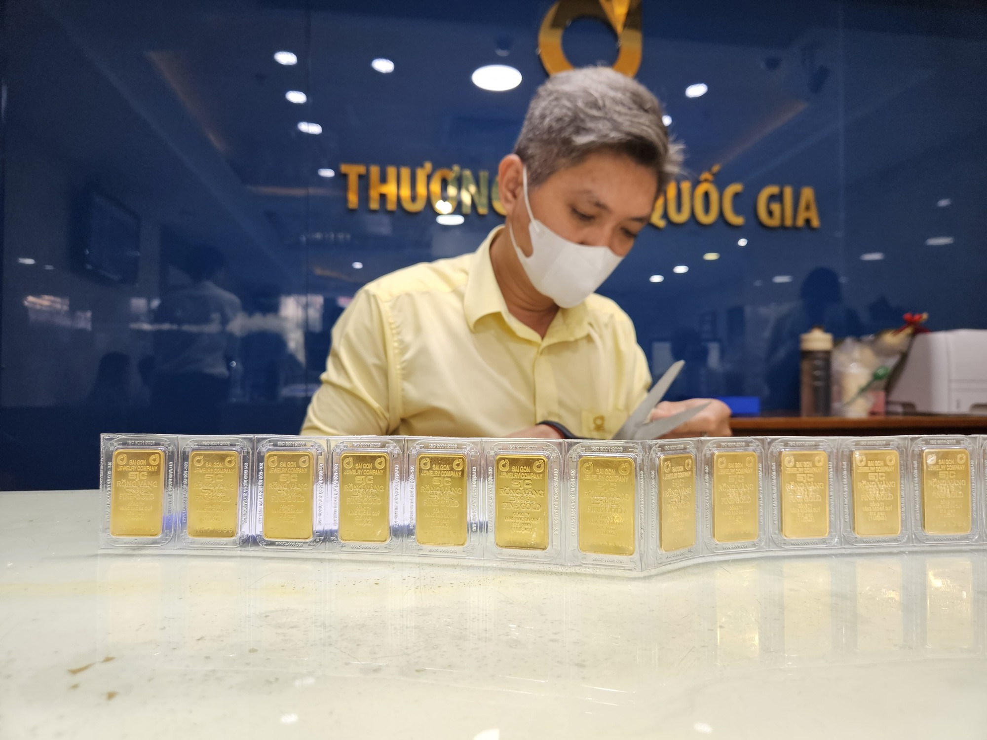 Mua vàng miếng SJC, vàng nhẫn từ 3 tháng trước, nhiều người "tự trách" - Ảnh 1