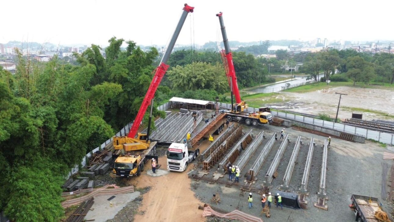 Phát hiện một 'cánh tay thép' đang xoay trục, nâng 72 dầm bê tông nặng 15 tấn vào đúng vị trí: Công trình 5,3 triệu USD dần lộ diện - Ảnh 3