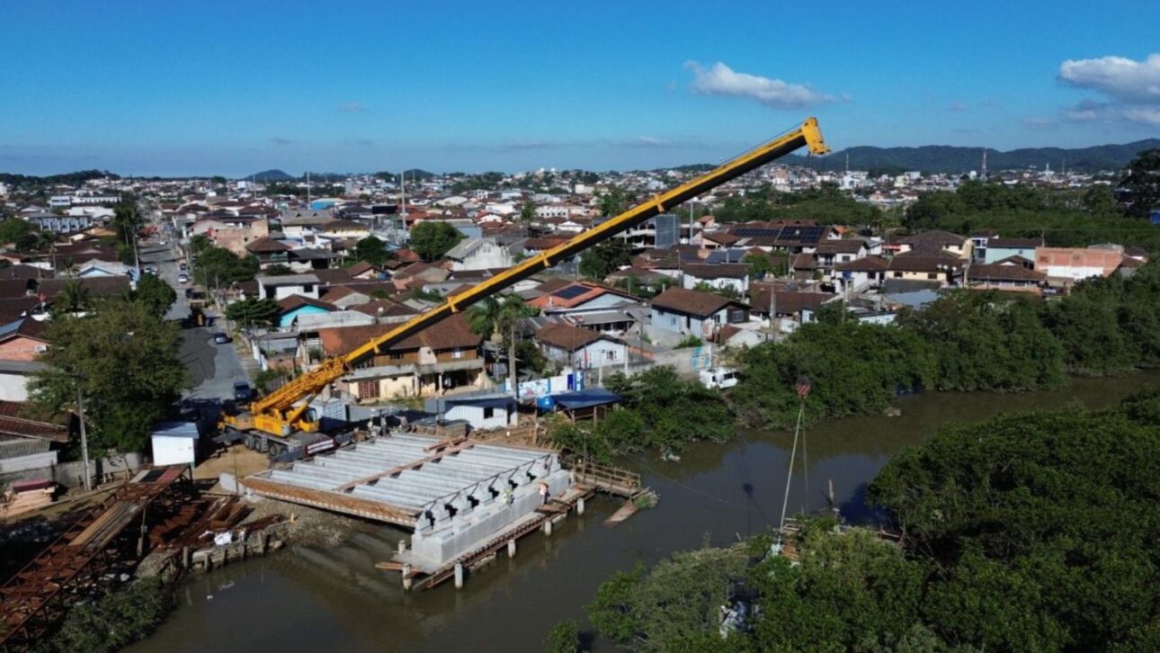 Phát hiện một 'cánh tay thép' đang xoay trục, nâng 72 dầm bê tông nặng 15 tấn vào đúng vị trí: Công trình 5,3 triệu USD dần lộ diện - Ảnh 2