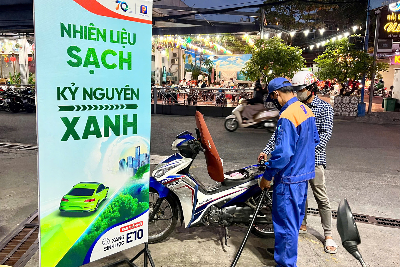 Giá xăng E10 được tính thế nào, rẻ hơn xăng khoáng ra sao? - Ảnh 1
