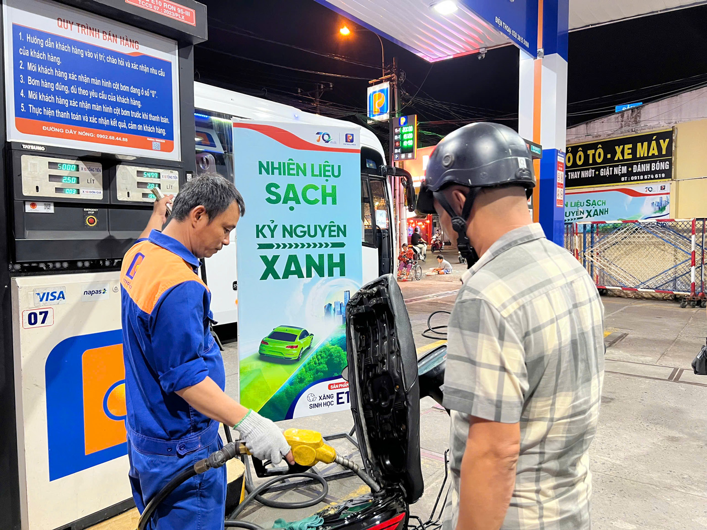 Giá xăng giảm mạnh gần 1.500 đồng/lít - Ảnh 1
