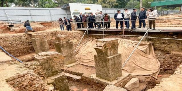 Đào đất, người dân Việt Nam phát hiện vật hình trụ dày 4m màu vàng lạ, chuyên gia xác nhận báu vật lớn nhất lịch sử - Ảnh 1