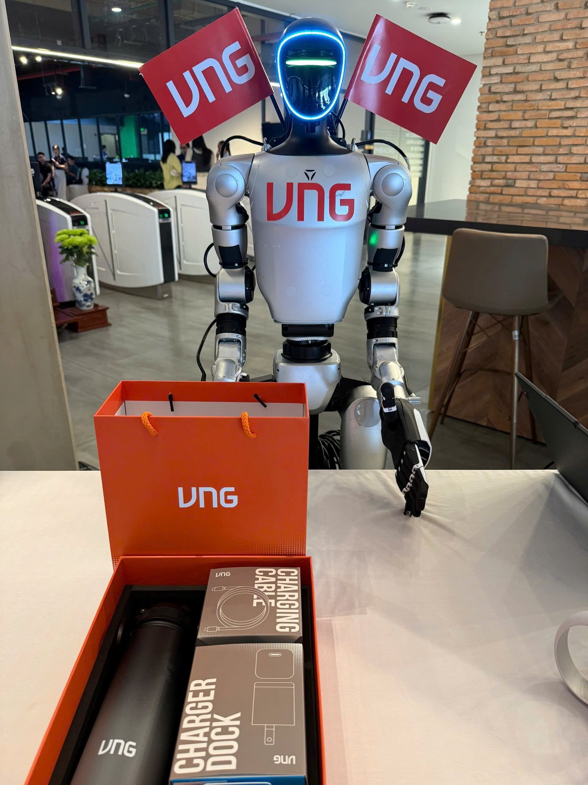 VNG cho Robot biểu diễn võ công trong ĐHĐCĐ, kỳ vọng có lãi trở lại vào năm nay - Ảnh 2