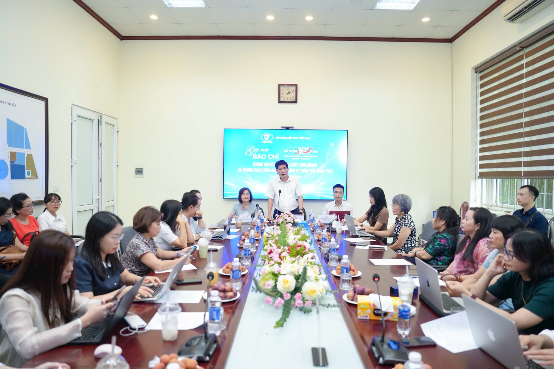 Tập đoàn Dệt May Việt Nam ước lãi 763 tỷ đồng, tăng 14% trong 6 tháng đầu năm, đơn hàng đang chậm lại chờ câu chuyện thuế quan của Mỹ - Ảnh 2