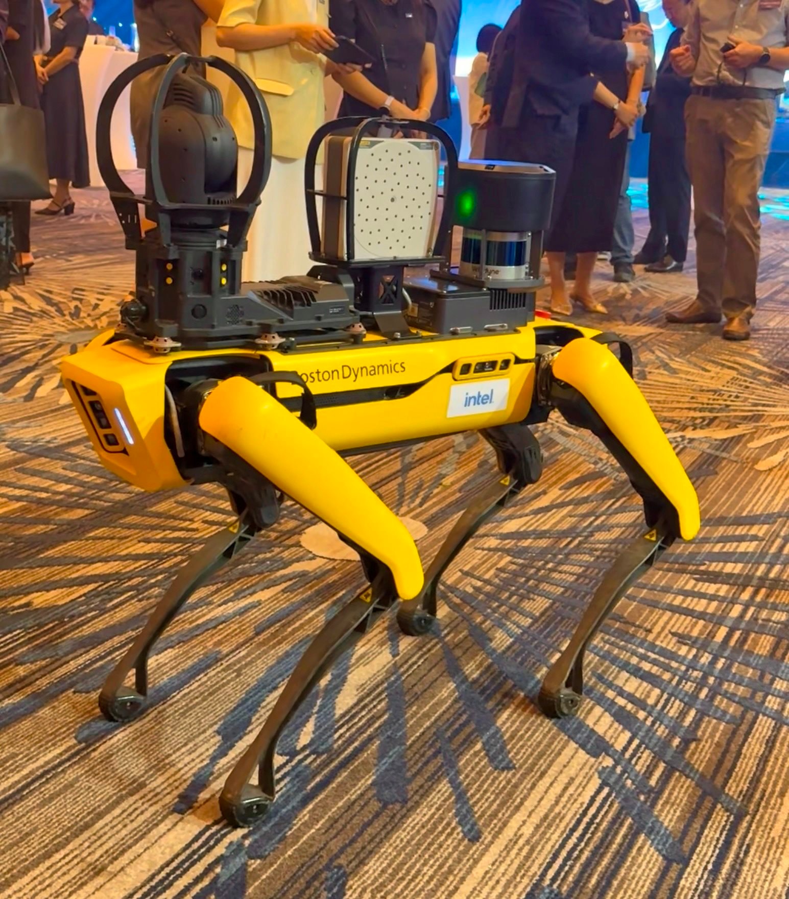 Chó robot tại nhà máy Intel Việt Nam đi tuần, kiểm tra rò rỉ khí gas, nhiệt độ, áp suất - Ảnh 1