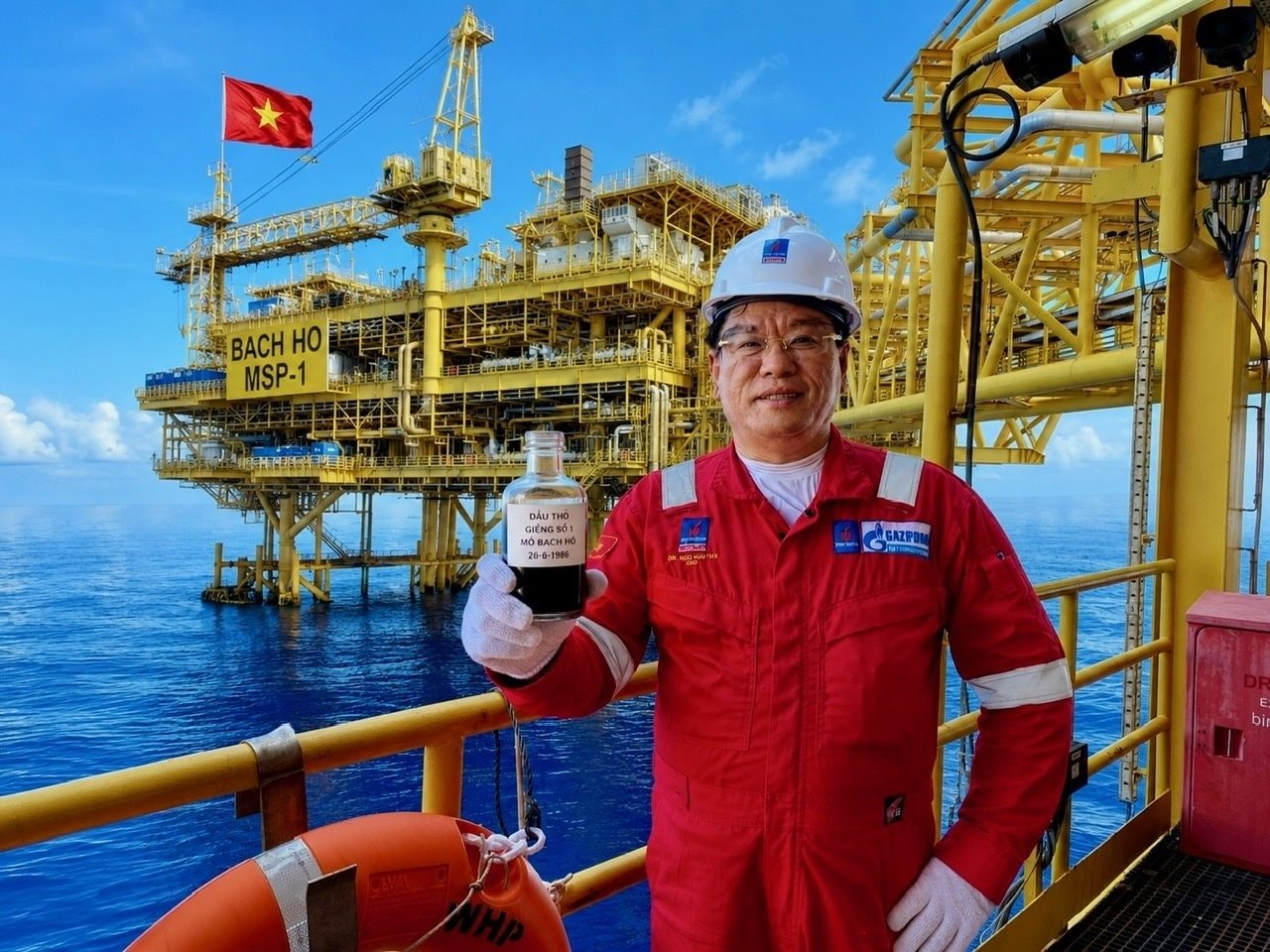 Tiếng “lóc cóc” trong đường ống và dòng dung dịch đen đen, sóng sánh chảy ra, một tiếng nổ vang lên: Việt Nam đón khoảnh khắc lịch sử - Ảnh 1