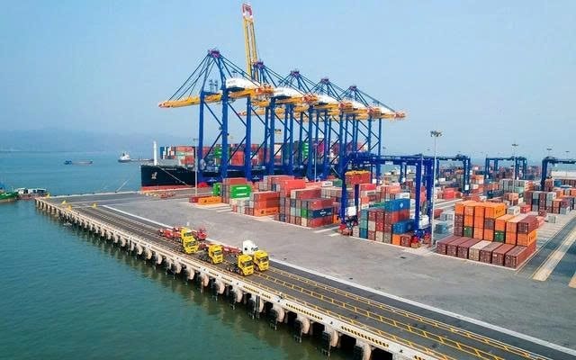 Việt Nam vừa đón một con tàu siêu trọng dài 399m, lớn nhất thế giới
