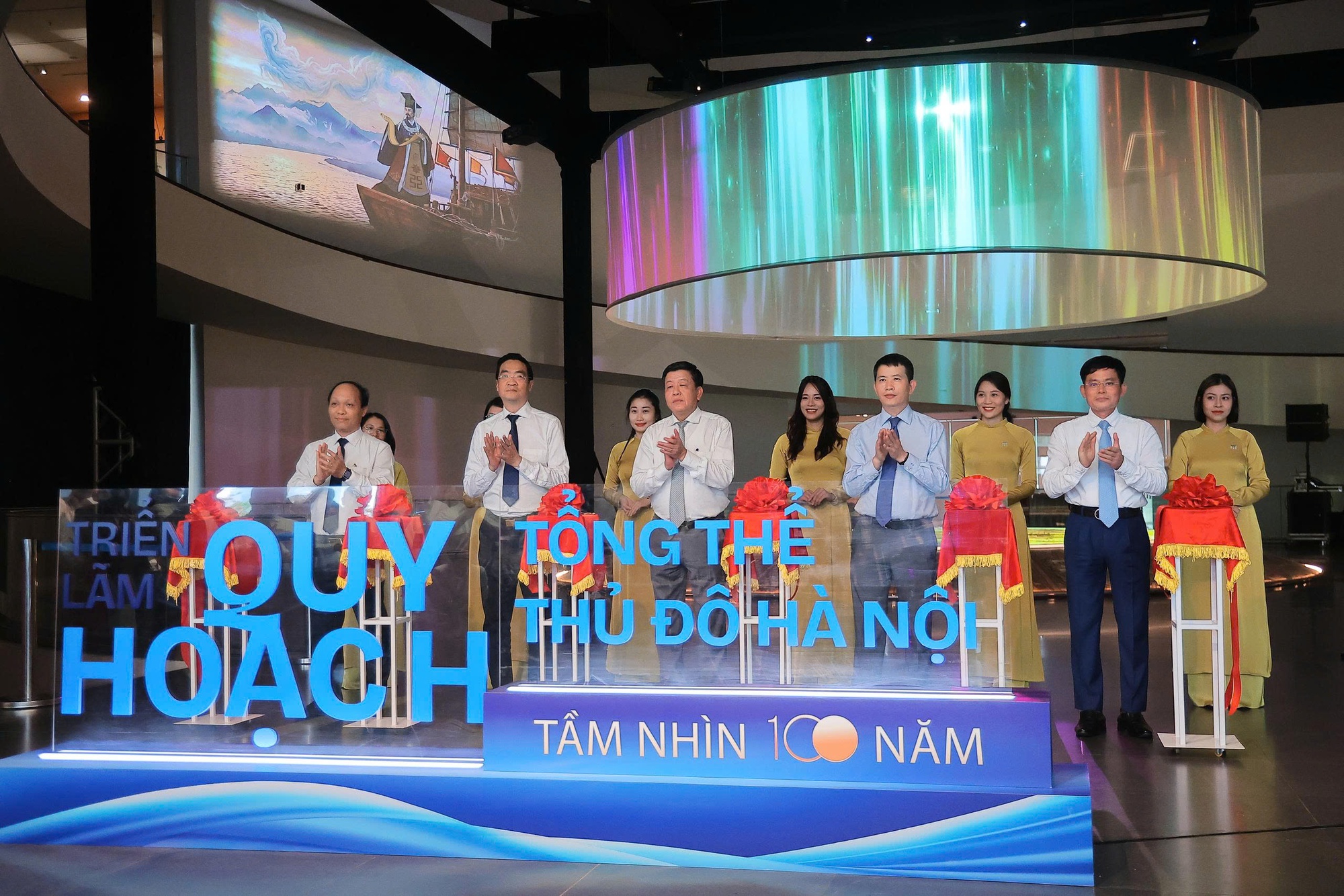 Cận cảnh từng 'ngóc ngách' tại triển lãm Quy hoạch thế kỷ của Hà Nội, lần đầu tiên người dân được tận mắt trải nghiệm công nghệ hiện đại - Ảnh 1
