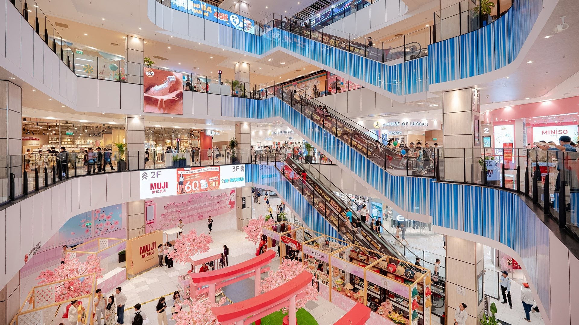 AEON từng nhiều lần xin lỗi khách hàng, điều gì khiến ông lớn Nhật Bản được người Việt yêu mến suốt hơn 10 năm? - Ảnh 1