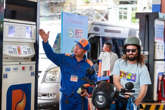 Ngày đầu 'phủ xanh' xăng E10: Người tiêu dùng phản hồi tích cực - Ảnh 1